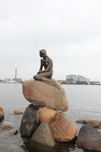 Estatua de la sirenita en Copenhagen